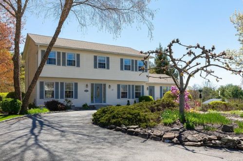 6 Hart Dr, Poughkeepsie, NY 12603-1142