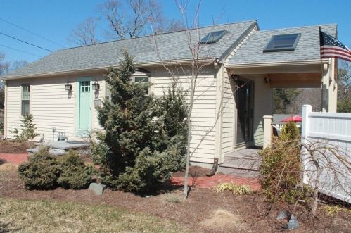 16 Coleman St, Abington, MA 02351-1017