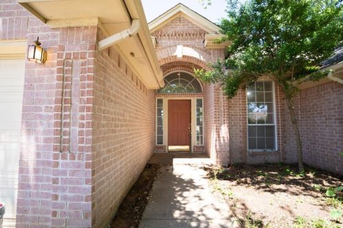 492 Shade Tree Cir, Hurst TX  76054-2942 exterior