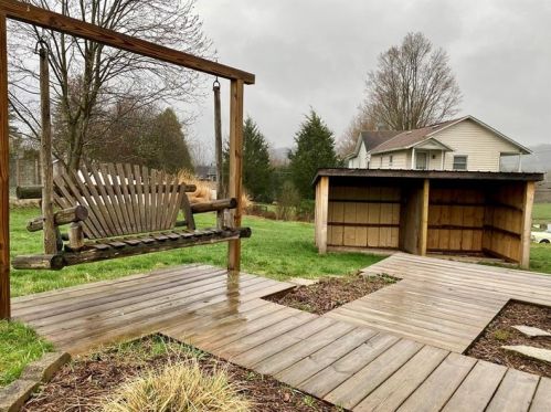 34 Carey School Rd, Ligonier, PA 15658-8758