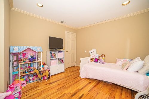 120 Lakeside Dr, Oakdale NY  11769-2250 exterior