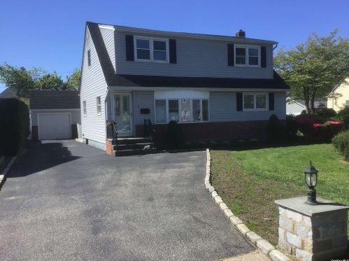 50 Mckinley Ave, Westbury, NY 11590-1819