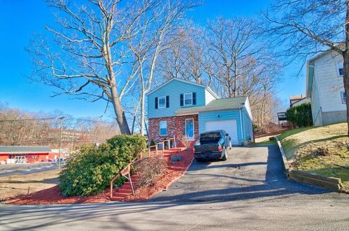 15 Kenneth Cir, Waterbury, CT 06710-1145