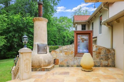 471 Bonnie Ct, Yorktown Hgts NY  10598-2001 exterior