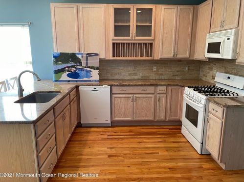 235 Kristi Shay Ln, Bricktown, NJ 08723-6371