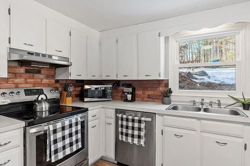 179 Main St, Salem NH  03079-1830 exterior