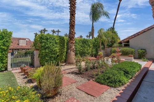 68 Calle Rivero, Rancho Mirage CA  92270-2253 exterior