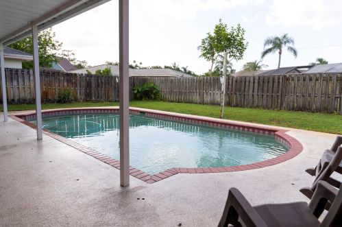1860 Primrose Ln, West Palm Beach FL  33414-8673 exterior