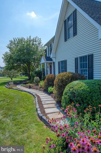 301 Brey Hill Ln, Downingtown, PA 19335-1582