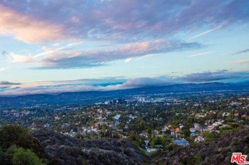 1302 Zuni Ln, Topanga CA  90290-4479 exterior