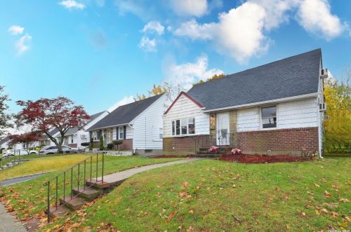 22 Yorkshire Rd, New Hyde Park, NY 11040-3612