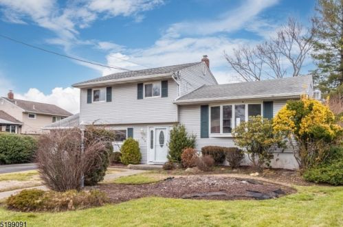 276 Winifred Dr, Paterson, NJ 07512-1141