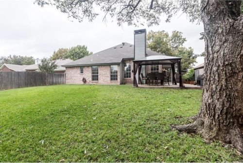 308 Parkview Dr, Hurst, TX 76053-7157