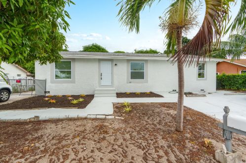1750 Seacrest Blvd, Boynton Beach FL  33435-2245 exterior