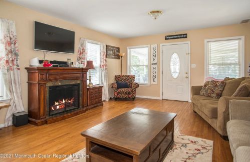 28 Bentley Ave, Trenton NJ  08619-3720 exterior