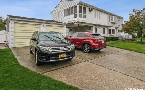 219 2nd St, Bethpage, NY 11714-2103