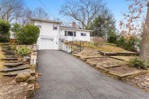 19 Bedford Ave, Bedford Hills, NY 10507-2335