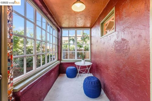 3263 Hyde St, Oakland, CA 94601-2610