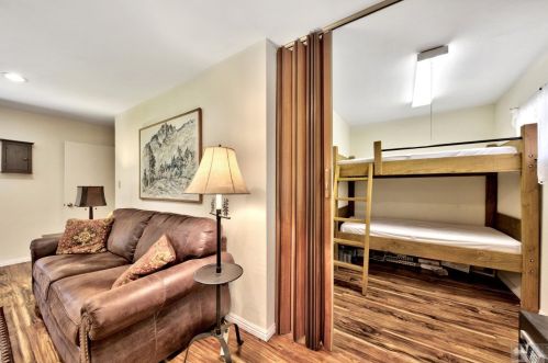 1084 Fairway Ave, South Lake Tahoe CA  96150-8401 exterior