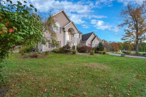 6 Victoria Dr, Blooming Grove, NY 10914-5002