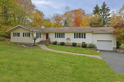 14 Victory Rd, Airmont, NY 10901-3718