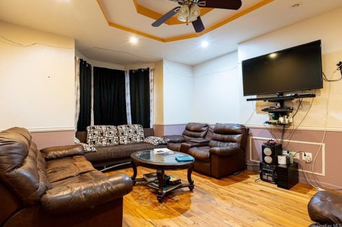 689 232nd St, Bronx, NY 10466-2903