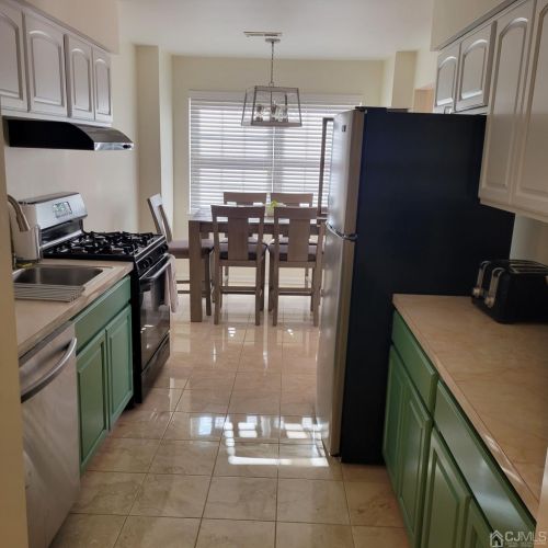 405 Newport Ct, Perth Amboy NJ  08863-1472 exterior