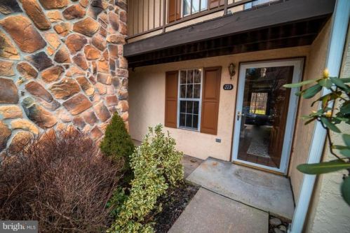 273 Valley Stream Ln, Wayne, PA