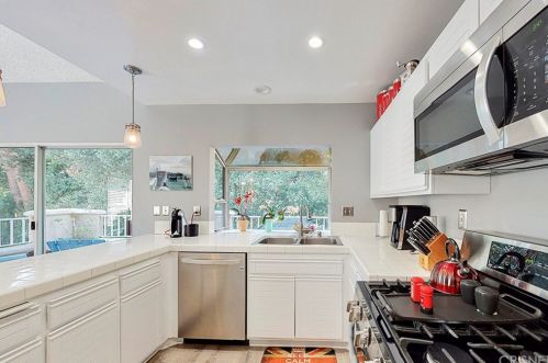 24017 Arroyo Park Dr, Santa Clarita, CA 91355-3733