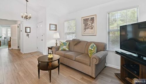 72 Fromm Ct, Mahwah NJ  07430-2958 exterior