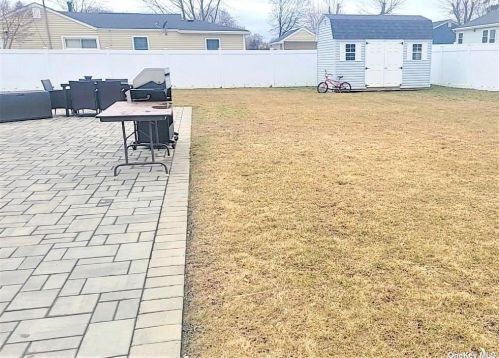 19 Willow St, Central Islip NY  11722-3821 exterior