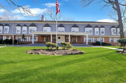725 Towne House Vlg, Hauppauge, NY 11749-4819