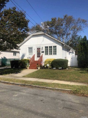 520 Hickory St, North Lindenhurst, NY 11757-4847