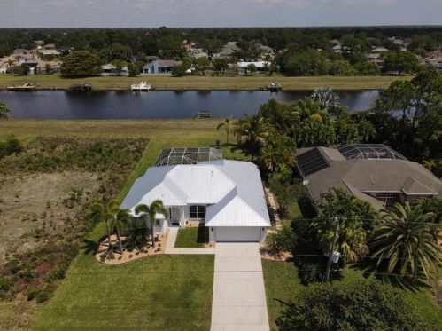 1041 Abingdon Ave, Fort Pierce FL  34953-2804 exterior