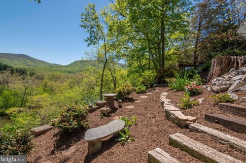 160 Manor Dr, Edinburg VA  22824-3579 exterior