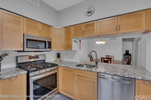 203 Commons At Kingswood Dr, East Brunswick NJ  08816-5209 exterior