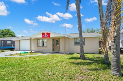 1735 Kenilworth St, Tarpon Springs, FL 34691-4640