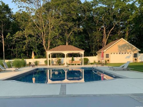 1357 Broadway Ave, Holbrook NY  11741-5400 exterior