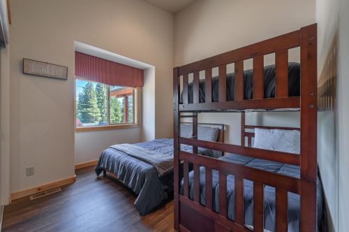 11550 Rhineland Ave, Truckee CA 96161-7070 exterior