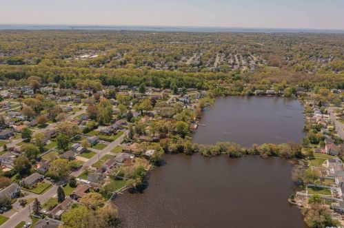 50 Arbour St, West Islip NY  11795-1015 exterior