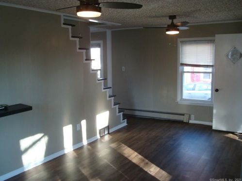 13 Riverview Ave, Groton CT 06340-3513 exterior