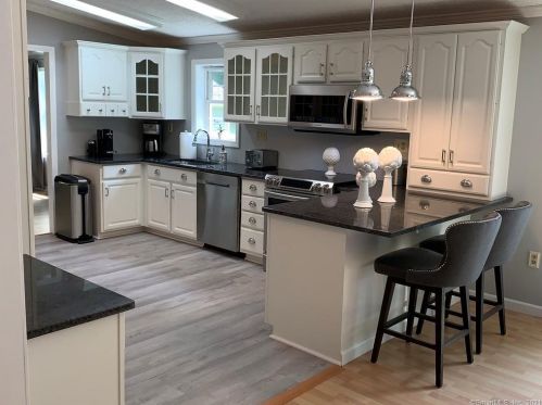 8 Cypress Rd, Uncasville CT  06382-1420 exterior