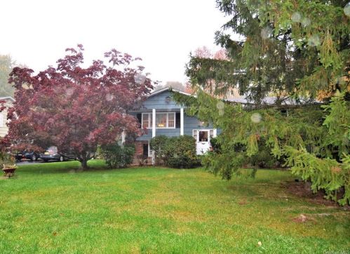 28 Mayer Dr, Airmont, NY 10901-3825