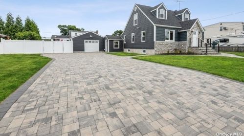 232 44th St, North Lindenhurst, NY 11757-2004