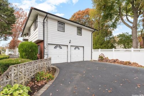 223 Essex St, Babylon NY  11704-2025 exterior
