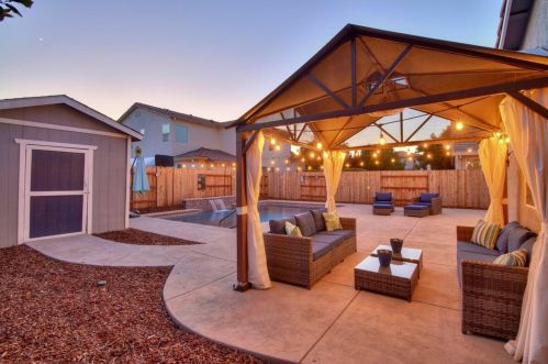 9674 Two Harbors Dr, Elk Grove CA  95624-4491 exterior