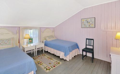 28 Narragansett Ave, Marthas Vineyard MA 02539-4428 exterior