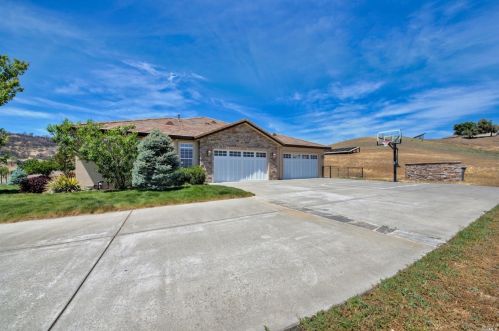 3959 Skyhawk Ln, Vacaville CA  95688-9516 exterior