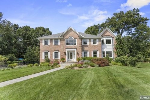 304 Locust Ct, Franklin Lakes, NJ 07417-1145