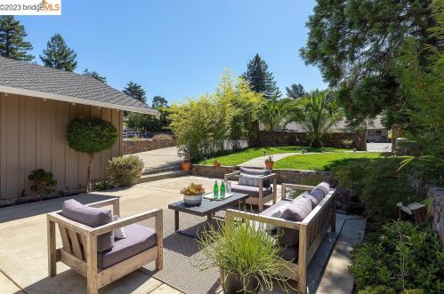 6361 Ascot Dr, Oakland CA 94611-1710 exterior